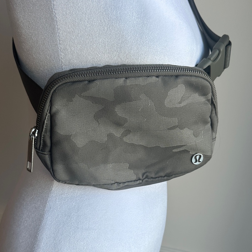 Lululemon Everywhere 1L Belt Bag "Grey Camo" EUC